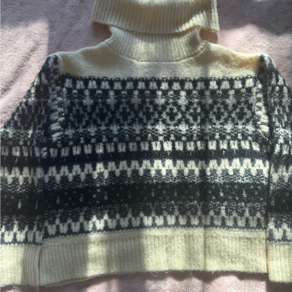 Universal Thread Black and Cream Turtleneck Sweater